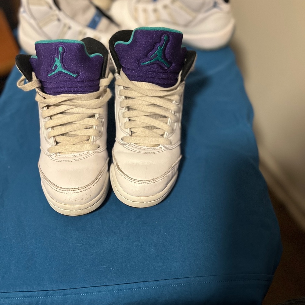 Air Jordan 5 retro grape Kids Sneakers White and Purple. Size 4